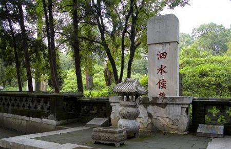 The Confucian Cemetery occupying more than 200 hectares, this cemetary has served as the family graveyard of Confucius and his descendants for more than 2,300 years. 