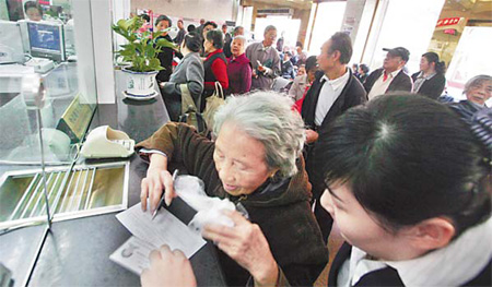 Customers line up at a bank in Nanjing, Jiangsu province. New yuan loans amounted to 8.9 trillion yuan in the first 10 months of 2009. 