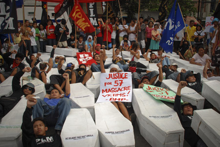 People attend a demonstration in Manila, capital of the Philippines, Dec. 10, 2009, to demand justice for 57 people who were killed in the southern Philippines two weeks ago.[Jon Fabrigar/Xinhua]