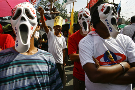 People attend a demonstration in Manila, capital of the Philippines, Dec. 10, 2009, to demand justice for 57 people who were killed in the southern Philippines two weeks ago.[Jon Fabrigar/Xinhua]