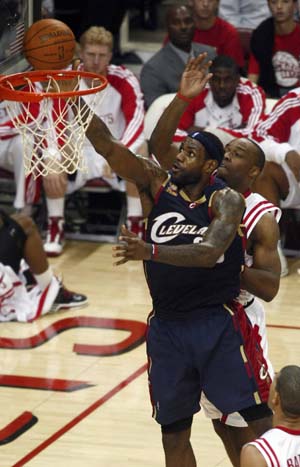 Cleveland Cavaliers forward LeBron James makes a layup in front of Houston Rockets forward Carl Landry in the second half of their NBA basketball game in Houston December 9, 2009.[Xinhua/Reuters]
