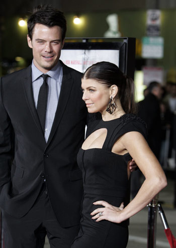 Actress Fergie, star of director Rob Marshall&apos;s new film &apos;Nine&apos;, arrives with husband Josh Duhamel at a special screening of the film in Los Angeles, California December 9, 2009. [Xinhua/Reuters]