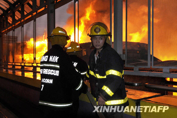 Firemen try to put out fire in the heart of Metro Manila, capital of the Philippines, Dec. 10, 2009. Local reports said that at least two people were killed in the fire. [Jon Fabrigar/Xinhua]