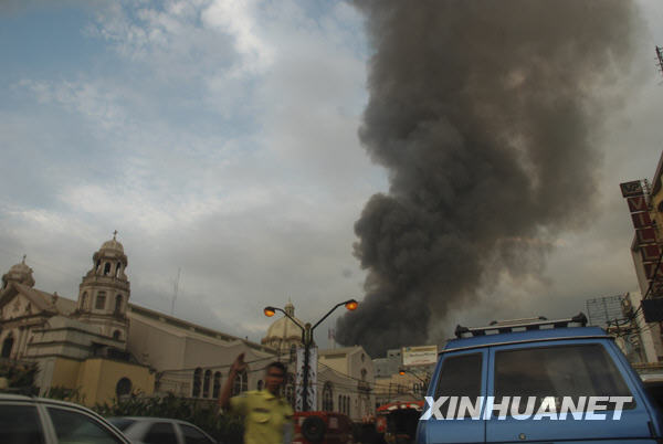 Smoke rises in the heart of Metro Manila, capital of the Philippines, Dec. 10, 2009. Local reports said that at least two people were killed in the fire. [Jon Fabrigar/Xinhua]