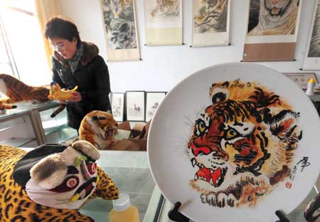 A farmer tidies the craftworks for sale in Wanggongzhuang Village of Minquan County, central China&apos;s Henan Province, Dec. 10, 2009.[Xinhua]