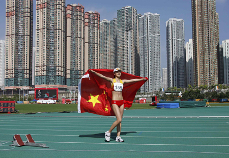 China&apos;s Li Yanfei holds a Chinese flag after she won the women&apos;s 20 km walk final at the East Asian Games in Hong Kong December 10, 2009. [China Daily/Agencies] 