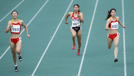 China&apos;s Jiang Lan (L) runs to win the women&apos;s 200 metres final at the East Asian Games in Hong Kong December 10, 2009. Also pictured are second place Han Ling (R) of China and fourth place Kaoru Matsuda of Japan. [China Daily/Agencies] 