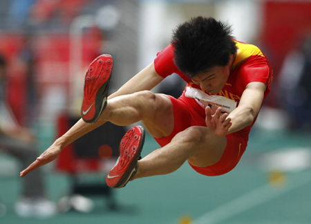 China&apos;s Li Jinzhe competes during the men&apos;s long jump final at the East Asian Games in Hong Kong December 10, 2009. Li won the event. [China Daily/Agencies] 