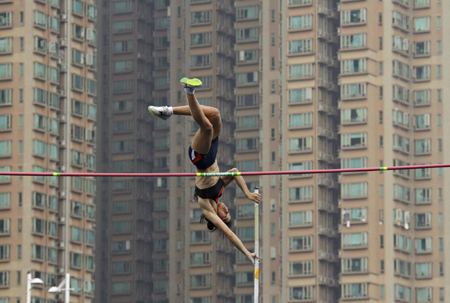 South Korea&apos;s Lim Eun-ji competes during the women&apos;s pole vault final at the East Asian Games in Hong Kong December 10, 2009. Lim won the event. [China Daily/Agencies] 