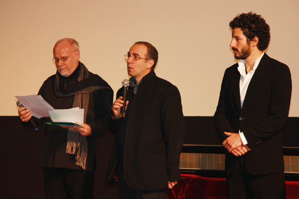 Renowned Italian filmmaker Giuseppe Tornatore (C), director of Oscar-winning &apos;Cinema Paradiso&apos;, meets the audience members before Thursday night&apos;s screening of his latest project &apos;Baaria&apos; in Beijing, December 10, 2009. [CRI]