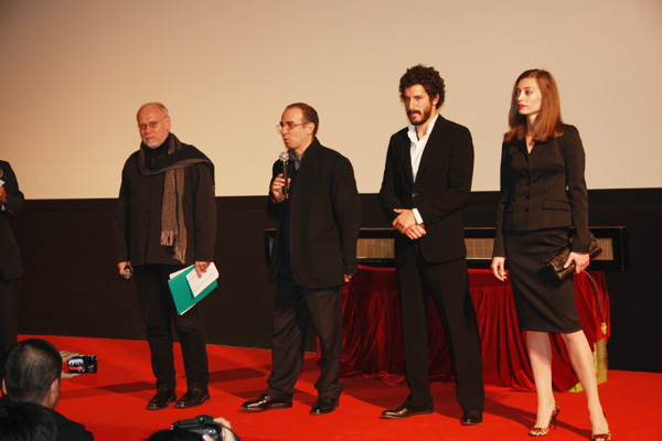 Italian director Giuseppe Tornatore (C) and &apos;Baaria&apos; lead actors, Francesco Scianna (2nd from Right) and Margareth Made(1st from Right), as well as Marco Muller(1st from Left), director of Venice Film Festival, meet the audience before the screening of &apos;Baaria&apos; on Thursday night in Broadway Cinematheque MOMA, Beijing, December 10, 2009. [CRI]