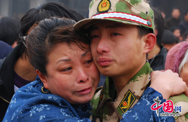 A newly recruited solider bids farewell to his relative before boarding a train in Linfen, North China&apos;s Shanxi province, December 10, 2009. Farewell ceremonies were held in many cities all over China to see off newly recruited soldiers to their military units.[CFP]