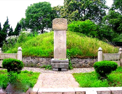  The tomb of the wife of General Zhou Yu is located in a courtyard northwest to Yueyang Tower by Dongting Lake. Xiao Qiao was described as a great beauty and the wife of Zhou, who was a general of the Wu Kingdom during the Three Kingdoms period. [Global times]