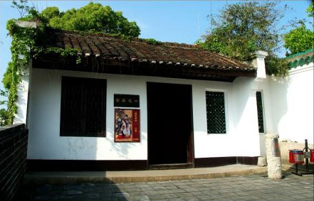  The tomb of the wife of General Zhou Yu is located in a courtyard northwest to Yueyang Tower by Dongting Lake. Xiao Qiao was described as a great beauty and the wife of Zhou, who was a general of the Wu Kingdom during the Three Kingdoms period. [Global times]