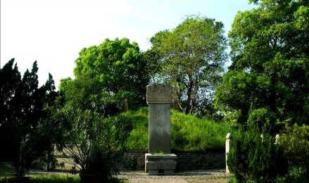 The tomb of the wife of General Zhou Yu is located in a courtyard northwest to Yueyang Tower by Dongting Lake. Xiao Qiao was described as a great beauty and the wife of Zhou, who was a general of the Wu Kingdom during the Three Kingdoms period. [Global times]
