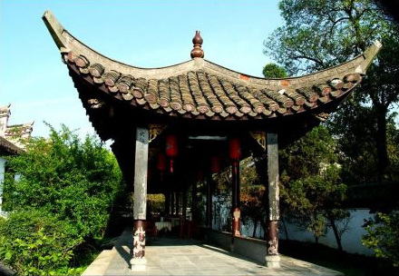  The tomb of the wife of General Zhou Yu is located in a courtyard northwest to Yueyang Tower by Dongting Lake. Xiao Qiao was described as a great beauty and the wife of Zhou, who was a general of the Wu Kingdom during the Three Kingdoms period. [Global times]