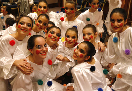 Dancers from the School of Amman Ballet pose before performing &apos;The Nutcracker, A Christmas Tale&apos;, at the Hyatt Amman Hotel December 10, 2009.[Xinhua/Reuters]