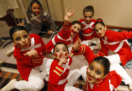 Ballet dancers from the School of Amman Ballet pose before performing &apos;The Nutcracker, A Christmas Tale&apos;, at the Hyatt Amman Hotel December 10, 2009. [Xinhua/Reuters]