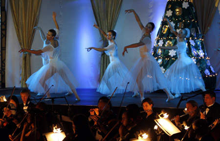 Ballet dancers from the School of Amman Ballet perform &apos;The Nutcracker, A Christmas Tale&apos; at the Hyatt Amman Hotel December 10, 2009. [Xinhua/Reuters]