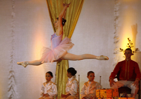 Dancers from the School of Amman Ballet perform &apos;The Nutcracker, A Christmas Tale&apos; at the Hyatt Amman Hotel December 10, 2009. [Xinhua/Reuters]