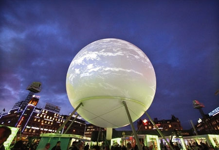 A large globe featuring an interactive display sits in a central square in Copenhagen December 8, 2009. Copenhagen is the host city for the United Nations Climate Change Conference 2009, which lasts from December 7 until December 18.(Xinhua/Reuters Photo)