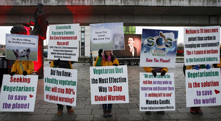 Activists protest outside the United Nations Climate Change Conference 2009 in Copenhagen December 10, 2009.(Xinhua/Reuters Photo)