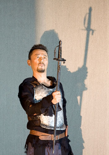 Meng Jinghui's multi-media stage drama 'Don Quixote' will run another round starting January 6, 2010 at the National Center for the Performing Arts in Beijing.