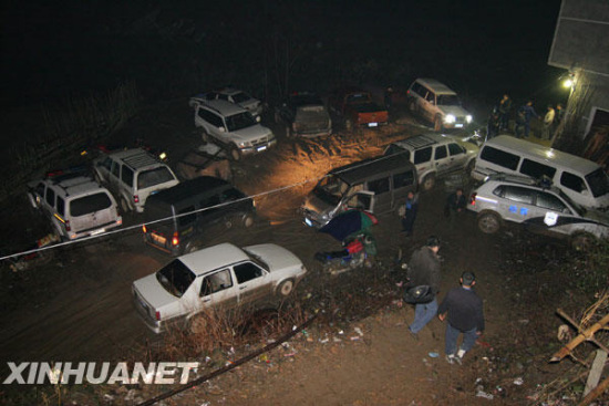 Policemen investigate at the scene where a farmer killed 12 and injured two in a shooting and arson in Yiyang, Central China's Hunan province, December 12, 2009. [Xinhua]