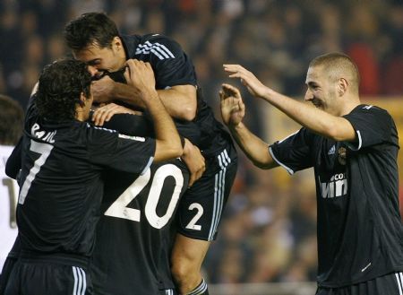 Real Madrid's players celebrate after they scored against Valencia during their Spanish first division soccer match at the Mestalla Stadium in Valencia December 12, 2009. [Xinhua/Reuters]