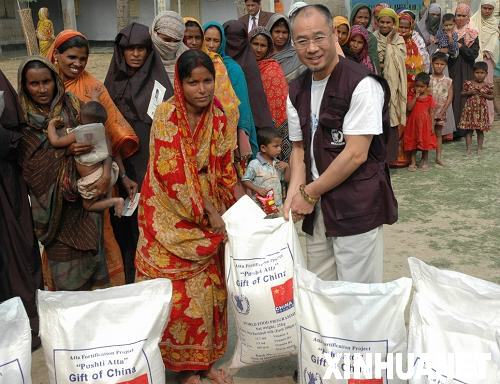 Li Ning (R), the legendary gymnast who won three gold medals in Los Angles Olympics in 1984, visited Bangladesh from Dec. 4 to 8 as WFP ambassador against hunger to check the implementation of Chinese fund in Bangladesh.