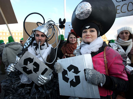 Tens of thousands of climate activists from different countries rallied in central Copenhagen on Saturday to highlight the need for sealing a 