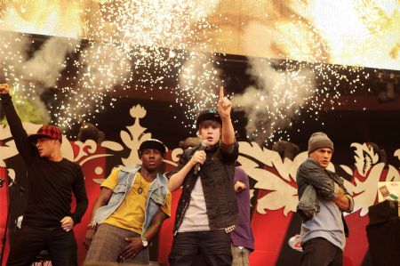 Singer Justin Bieber (C) performs during the Z100 Jingle Ball in New York December 11, 2009.(Xinhua/Reuters Photo)