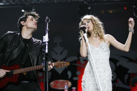 Singer Taylor Swift (R) performs with John Mayer during the Z100 Jingle Ball in New York December 11, 2009.(Xinhua/Reuters Photo)