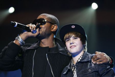 Singer Usher (L) performs with Justin Bieber during the Z100 Jingle Ball in New York December 11, 2009.(Xinhua/Reuters Photo)