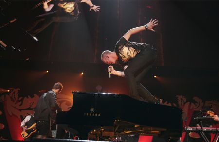 Singer Isaac Slade of the band "The Fray" performs during the Z100 Jingle Ball in New York December 11, 2009. (Xinhua/Reuters Photo)