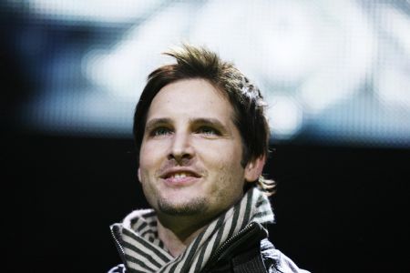 Actor Peter Facinelli introduces an act during the Z100 Jingle Ball in New York December 11, 2009.(Xinhua/Reuters Photo)