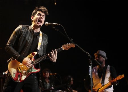 Singer John Mayer performs during the Z100 Jingle Ball in New York December 11, 2009.(Xinhua/Reuters Photo)