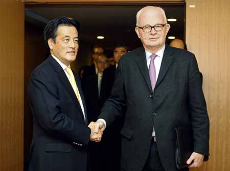 U.S. special envoy for North Korea Stephen Bosworth (R) is greeted by Japan's Foreign Minister Katsuya Okada in Tokyo December 12, 2009. 