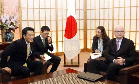 U.S. special envoy to North Korea Stephen Bosworth (R) meets Japan's Foreign Minister Katsuya Okada (L) at the latter's office in Tokyo December 12, 2009.