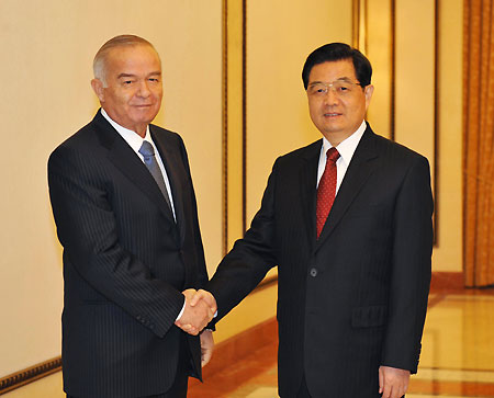 Visiting Chinese President Hu Jintao (R) meets with Uzbek President Islam Karimov in Ashgabat, capital of Turkmenistan, on Dec. 13, 2009. They exchange views on bilateral relations and other issues of common concern, and both leaders agreed to push forward bilateral ties. [Xinhua]