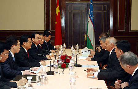 Visiting Chinese President Hu Jintao meets with Uzbek President Islam Karimov in Ashgabat, capital of Turkmenistan, on Dec. 13, 2009. [Xinhua]