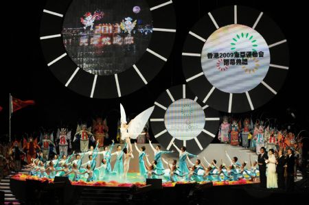 Performers from Tianjin perform on the stage during the closing ceremony of the 2009 East Asian Games in Hong Kong, south China, Dec. 13, 2009. The sixth East Asian Games will be held in Tianjin in 2013. [Song Zhenping/Xinhua]