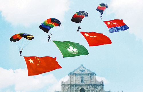The Parachute Team of the People's Liberation Army of China stages a rehearsal in Macao on Saturday, December 12, 2009, attracting thousands of locals and tourists. The performance will be formally staged on December 13 to celebrate the 10th anniversary of Macao's return to China, which falls on December 20 this year. [CRI] 