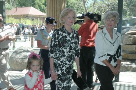 Australian Governor-General Quentin Bryce (C) attends the welcoming ceremony held at Adelaide Zoo, in Adelaide, Australia, Dec. 13, 2009. China&apos;s giant pandas Wang Wang and Funi released to their new enclosure Bamboo Forest in Australia&apos;s Adelaide Zoo for the first time on Sunday. Australian Governor-General Quentin Bryce and Chinese ambassador to Australia Zhang Junsai attended the welcoming ceremony held by Adelaide zoo on Sunday. [Cao Yang/Xinhua]