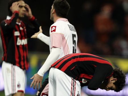 AC Milan&apos;s Pato (R) reacts after missing a goal scoring opportunity against Palermo in their Italian Serie A soccer match at San Siro stadium in Milan, December 13, 2009.[Xinhua/Reuters]