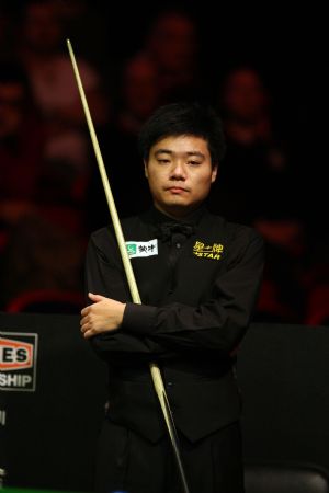 China&apos;s Ding Junhui prepares to take a shot during the final of the UK Championship in Telford. Ding won the UK Championship on Monday by beating world champion John Higgins 10-8 in the best of 19 frame final.[Xinhua/AFP]