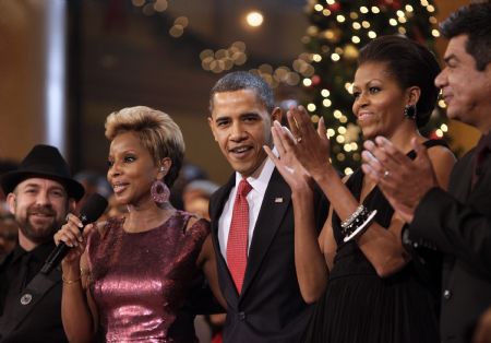 (L-R) Sugar Land&apos;s Kristian Bush, Mary J. Blige, U.S. President Barack Obama, first lady Michelle Obama and George Lopez stand on a stage during the Christmas in Washington Celebration at the National Building Museum in Washington December 13, 2009.[Xinhua/Reuters]