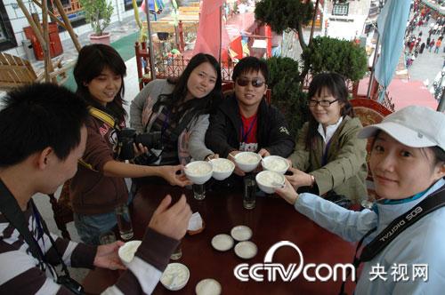 Undated photo shows jouranlists from a media group drinking tea at a tea house in Lhasa, capital of southwest China's Tibet Autonomous Region. (Photo: cctv.com)