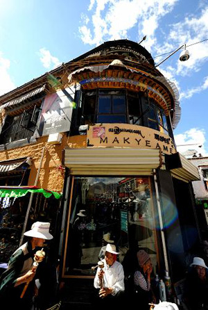 Undated photo shows the well-known bar Makyeame on the Barkhor Street in Lhasa, capital of southwest China's Tibet Autonomous Region. (Xinhua Photo)