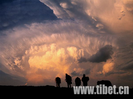 Undated photo shows Tibetans walking under the rosy clouds while on their pilgrimage journey to Lhasa. (Photo: tibet.cn) 